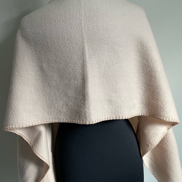 Over Shoulder Wrap With Pockets! - Picture 9 of 9